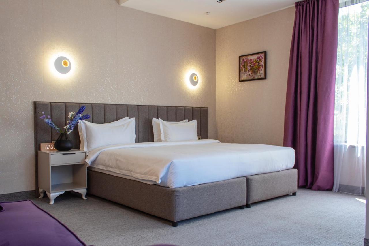 Orient Hotel Бішкек Екстер'єр фото