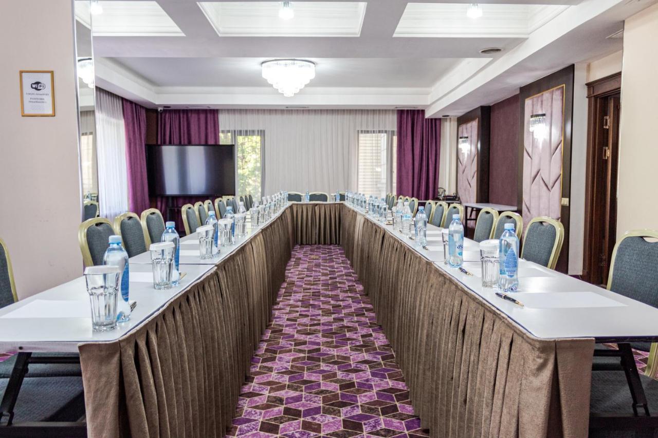 Orient Hotel Бішкек Екстер'єр фото