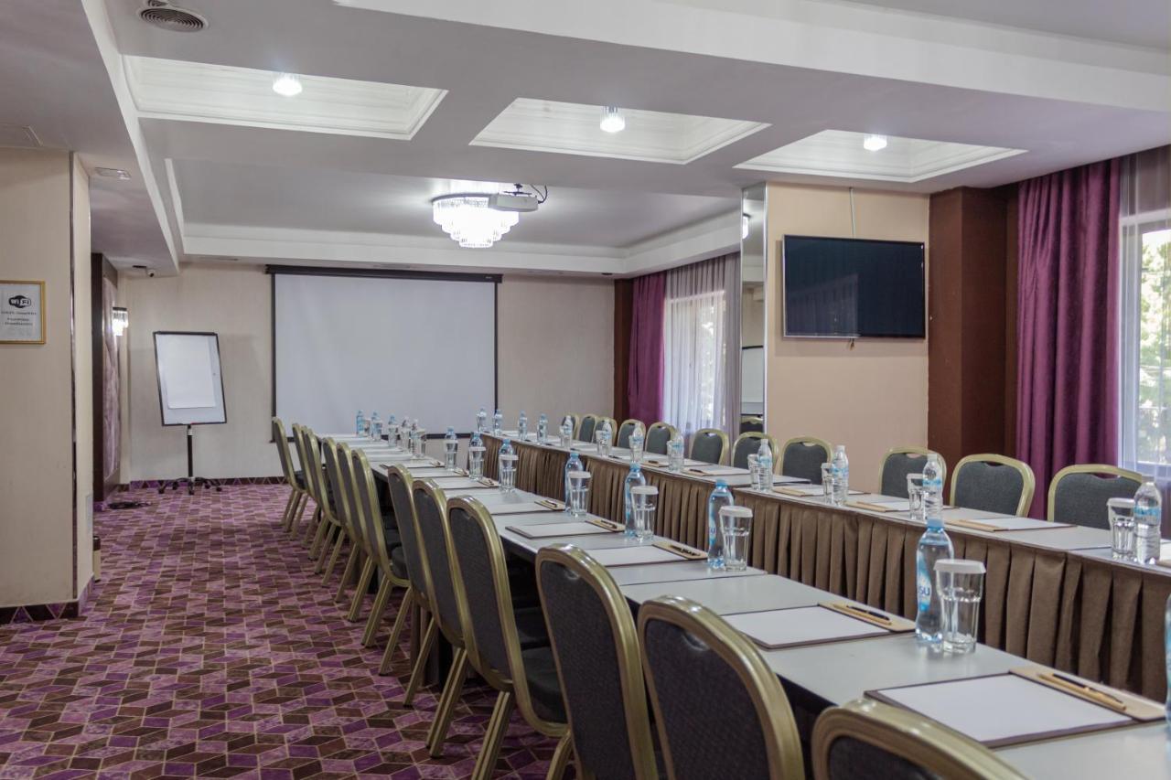 Orient Hotel Бішкек Екстер'єр фото